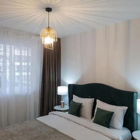 Plaza Apartment *